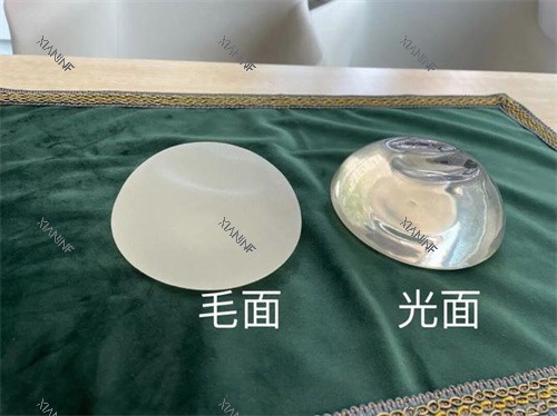 毛面假体和光面假体对比图.jpg