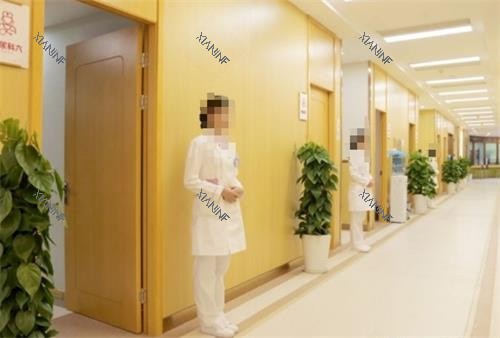 成都九龙医院走廊.png