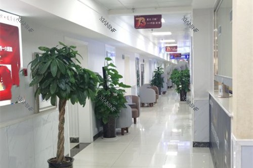 成都军建整形内部过道休息区环境.jpg