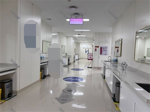 西安海内外医学***整形医院走廊.jpg 西安海内外医学***整形医院走廊.jpg