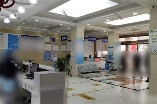 南阳尖峰眼科医院大厅.jpg