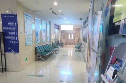 西安华厦眼科医院候诊区.jpg