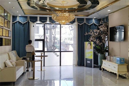达州双均整形美容大厅休息区.jpg