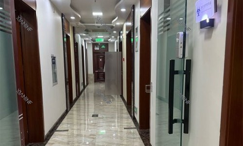 北京冠美口腔走廊展示图.jpg