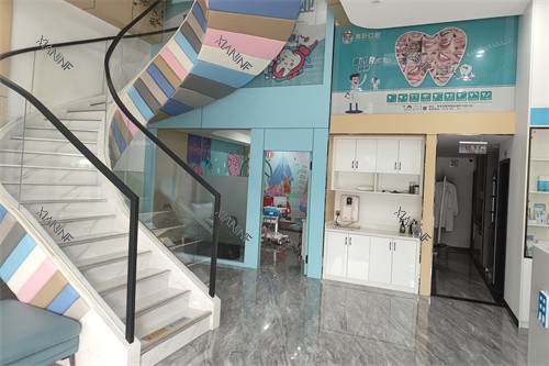 孝感南卧口腔乾坤新城店楼梯口.jpg