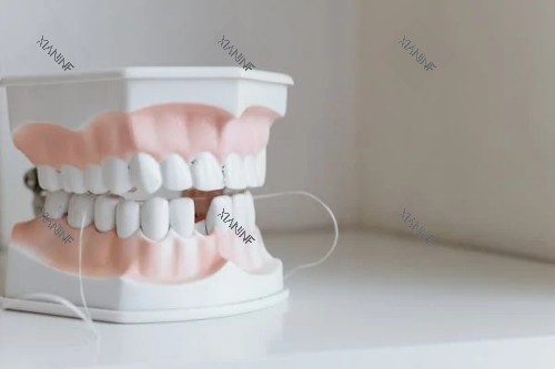 残缺的牙齿展示.jpg