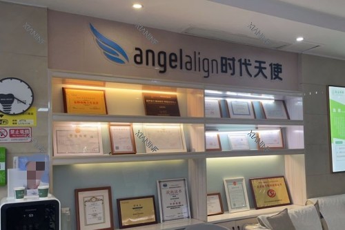 巴中白玉牙科展示柜.jpg